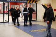 Steven Benedict (Myk Watford, Mitte l.), Demonstrant (Gregory Paul Valdez, r.)
+++