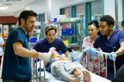 V.l.: Dr. TC Callahan (Eoin Macken), Dr. Scott Clemmens (Scott Wolf), Krankenschwester (Komparsin), Dr. Paul Cummings (Robert Bailey Jr.)
+++
