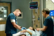 V.l.: Dr. Drew Alister (Brendan Fehr), Emilia (Jillian Murray), Dr. Topher Zia (Ken Leung)
+++