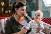 Vanessa (Julia Augustin) zieht sich verletzt zurück und sucht Trost bei ihrem Baby Henry.