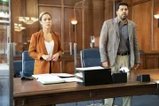 Emily Lopez (Jessica Camacho, l.); "Lucky" Lakshan Manjula (Paull Walia, r.)
