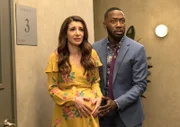 Eigentlich sollte sich an diesem Tag alles um Jess und Nick drehen, doch dann haben Aly (Nasim Pedrad, l.) und Winston (Lamorne Morris, r.) plötzlich ganz andere Sorgen ...