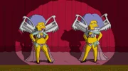 Der Auftritt von Patty (l.) und Selma (r.) bei dem 38. Annual DMV Award ist für Homer unerträglich. Er verlässt frühzeitig die Veranstaltung ...