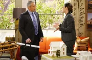 Adam (Matt LeBlanc, l.) steht vor einem Problem, als McCaffrey (Christine Woods, r.) seinen Bruder Don bei einem wichtigen Meeting nicht dabeihaben möchte ...