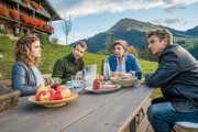 Der Bergdoktor, Staffel 12, Folge 10, Ronja Forcher als Lilli Gruber, Heiko Ruprecht als Hans Gruber, Monika Baumgartner als Lisbeth Gruber, Hans Sigl als Bergdoktor Dr. Martin Gruber