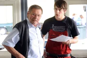 Wenn Korbi (Marco Bretscher-Coschignano) es mit Yvonne ernst meint, muss er laut Alois (Erich Hallhuber sen.) bestimmte Benimm-Regeln beherrschen.