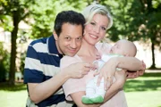 Eva Habermann und Rudy Ruggiero spielen das glückliche Elternpaar Pelicano.