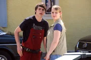Korbi (Marco Bretscher-Coschignano) und Yvi (Alexa Eilers) beobachten Alois, wie er Rosi die Tür vor der Nase zumacht.