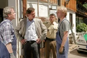 Einer der beiden, Martin Landau (Titus Horst, l.) oder Max Grindler (Florian Karlheim, r.) sagt hier die Unwahrheit, aber Rosenheim-Cop Christian Lind (Tom Mikulla) wird noch heraus bekommen, wer hier lügt und warum.