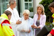 Vroni, die Chefhebamme der Klinik ist gestürzt und wird von Sanitätern abgeholt. (Markus Böker, Christiane Blumhoff, Marion Kracht und Komparsen)
