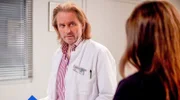 Michael (Erich Altenkopf, hinten, mit Katharina Scheuba, vorne) ist enttäuscht, weil seine Immuntherapie nicht wirkt.