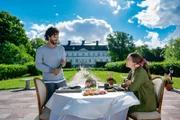 Inga Lindström – Der schönste Ort der Welt Beeindruckende Einladung: Manuel Mairhofer als Michel, Zoe Moore als Maja