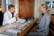 Die Praxis von Dr. Martin Gruber (Hans Sigl) braucht dringend eine neue Sprechstundenhilfe. Linn Kemper (Andrea Gerhard) scheint perfekt für den Job.