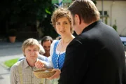 Maria findet einen Einkaufs-Chip in der Kollekte. Von links: Xaver (Michael Schreiner), Maria Kirchleitner (Daniela März) und Pfarrer Neuner (Peter Rappenglück).