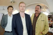 Sven Hansen (Igor Jeftic, l.) und Korbinian Hofer (Joseph Hannesschläger, r.) befragen Kartsen Wiesheu (Mark Waschke), aus dessen Motorrad der Täter unerkannt geflohen ist.