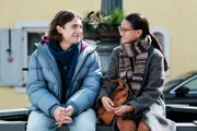 Lien (Nui Nguyen) und Till (Marinus Hohmann) freuen sich über Liens Idee, Tills Schwester Tina mit einem Hörspiel zu überraschen.