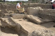 Ein Archäologe macht sich Notizen an der Ausgrabungsstätte in Carnuntum, Österreich.