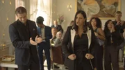 Damian (Eric Cordes, l.) erklärt vor Elif (Jasmin Shakeri, r.) und ihren Geburtstagsgästen, dass sie ihn im Bankdrücken besiegt hat und die "Stärkste Frau der Welt" ist.