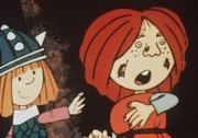 Das Feuer ist noch immer nicht besiegt und Gilby ist noch mitten im Wald! Wickie findet den hilflosen Gilby endlich, und zusammen retten sie sich in Wickies Höhle – erst einmal.