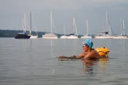 Monika schwimmt im See.