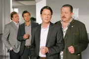 Die Kommissare Korbinian Hofer (Joseph Hannesschläger, l.), Sven Hansen (Igor Jeftic, 2.v.l.) und Tobias Hartl (Michael A. Grimm, l.) ahnen, dass Tilo Melzer (Rudi Cerne, 2.v.r.) nicht die Wahrheit sagt.