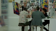 Der Leiter des Forschungsteams zeigt den Kunstdetektiven das Bild von Karel Appel, das sie in den kommenden fünf Wochen rekonstruieren wollen.