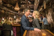 Martin (Hans Sigl, l.) und Franziska (Simone Hanselmann, r.) genießen sichtlich die Gesellschaft des anderen.