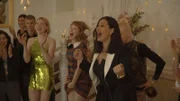 Elif (Jasmin Shakeri, r.) feiert ihren 40. Geburtstag. Sie freut sich, dass Fitnesstrainer Damian gekommen ist und zugibt, dass sie ihn besiegt hat. Lena (Sarah Bauerett, 4.v.r.) und Franzi (Llewellyn Reichman, 4.v.l.) sind ebenfalls außer sich vor Freude.