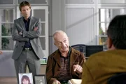 Herbert Glaser (Philipp Sonntag, m.) redet sich wegen des Meteroiten gegenüber Sven Hansen (Igor Jeftic, l.) und Korbinian Hofer (Joseph Hannesschläger) regelrecht in Begeisterung, aber würde er für den seltenen Stein auch einem Mord begehen?