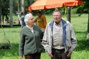 Theres (Ursula Erber) genießt ihren Triumph über Alois (Erich Hallhuber sen.).
