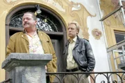 Korbinian Hofer (Joseph Hannesschläger, l.) und Michi Mohr (Max Müller) am Tatort, wo der ermordete Lüftlmaler vom Gerüst gestürzt wurde.