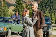 Skeptisch beobachtet Martin (Hans Sigl, l.) die neu entfachte Liebe von Arno Moosbach (Dominic Raacke, r.) und seiner Katrin (Angela Roy, M.) - er macht sich Sorgen um die Zukunft seines Patienten.