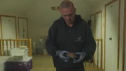 Andrew Birley präsentiert Artefakte und menschliche Überreste, die in Vindolanda, UK, gefunden wurden. (Windfall Films/Bianca Zamfira)