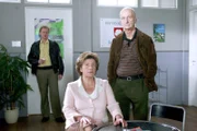 Rosl Grandauer (Marianne Rappenglück) und ihr Lebensgefährte Herbert Glaser (Philipp Sonntag) stehen unter Mordverdacht, denn sie wussten, dass der verschwundene Meteroit mehrere Hunderttausend Euro wert war.