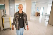 Leo (Tim Oliver Schultz) folgt den Geräuschen, die er hört.