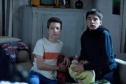 Ein fremder Mann schleicht sich nachts ums Haus. Toni (Ivo Kortlang, r.) und Hugo (Nick Julius Schuck) können vor lauter Aufregung nicht schlafen.