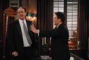Lilys Kusine hat Marshall (Jason Segel, l.) zu einer neuen Frisur überredet. Als er jedoch das Ergebnis sieht, ist er total geschockt - und greift zum Rasierer. Ted (Josh Radnor, r.) kann ihn gerade noch rechtzeitig vor der Glatze retten ...