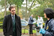 Malcolm Bright (Tom Payne, l.); Dr. Edrisa Tanaka (Keiko Agena, r.)