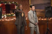 Tragen auch Winston (Lamorne Morris, l.) und Schmidt (Max Greenfield, r.) dazu bei, dass Jess und Nicks Hochzeit alles andere als harmonisch verläuft?