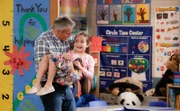 Adam Burns (Matt LeBlanc, l.); Emme Burns (Hala Finley, r.)