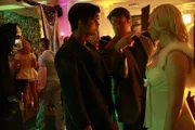 Alexis (Molly C. Quinn, r.) hilft Castle (Nathan Fillion, M.) bei seinen Ermittlungen.