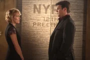 Zeugin Mia Lazlo (Stephnie Weir, l.) und Castle (Nathan Fillion, r.)