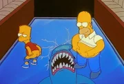 Bei ihrem Ausflug mit dem Glasboden-Boot ärgern Bart und Homer die Haifische.