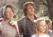 Marys (Melissa Sue Anderson, 2.v.r.) Wettbewerb im Seilspringen steht unmittelbar bevor. Caroline (Karen Grassle, l.) und Charles (Michael Landon) sind stolz auf ihre Töchter.