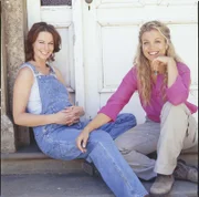 Claire McLeod (Lisa Chappell, l.) und Tess Silberman McLeod (Bridie Carter).