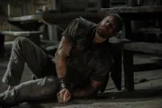 Möchte Billy (Tom Hopper), den ehemaligen Sklaven auf der Underhill-Plantage, ausliefern, um das Bündnis mit den Sklaven zu erneuern: John Silver ...