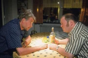 Horst (Frank Vockroth, l.) versucht Bernie (Georg Alfred Wittner) mit etwas Tequilla gesprächig zu machen. Irgend etwas versucht der ihm nämlich zu erzählen, scheint sich aber nicht ganz zu trauen.