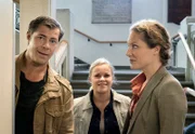 NDR Fernsehen HEITER BIS TÖDLICH: MORDEN IM NORDEN, "Mann am Spieß", Finn Kiesewetter (Sven Martinek, l.), Kollegin Sandra Schwartenbeck (Marie-Luise Schramm, M.) und Staatsanwältin Elke Rasmussen (Tessa Mittelstaedt, r.) ermitteln im Katharineum-Gymnasium.