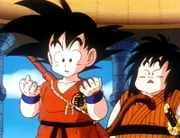 Son-Goku ist ganz erstaunt, dass er viel krŠftiger als vor der Wasservergiftung ist. Yajirobi staunt ebenfalls...