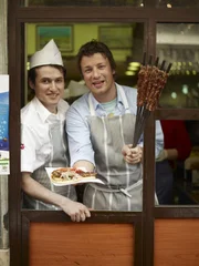 Die Serie mit Jamie Oliver ist ein einziges Abenteuer. In jeder Folge erforscht der Kult-Koch die Küche eines anderen Landes und macht dabei aufregende Entdeckungen. Zunächst lernt er in Marrakesch eine völlig andere Esskultur kennen. In Griechenland fischt er das erste Mal in seinem Leben mit einem Speer. In Andalusien kocht er die größte Paella der Welt und in Frankreich freundet er sich mit einem Trüffelschwein an. Auf seinen Reisen lernt Jamie Oliver zudem eine Reihe anderer Köche kennen, die unter and; Die Serie mit Jamie Oliver ist ein einziges Abenteuer. In jeder Folge erforscht der Kult-Koch die Küche eines anderen Landes und macht dabei aufregende Entdeckungen. Zunächst lernt er in Marrakesch eine völlig andere Esskultur kennen. In Griechenland fischt er das erste Mal in seinem Leben mit einem Speer. In Andalusien kocht er die größte Paella der Welt und in Frankreich freundet er sich mit einem Trüffelschwein an. Auf seinen Reisen lernt Jamie Oliver zudem eine Reihe anderer Köche kennen, die unter anderem in Cafés, Gasthäusern, loklaen Restaurants und selbst in herkömmlichen Küchen von ganz normalen Leuten ausgezeichnetes Essen zubereiten. Hier ist er in Athen.